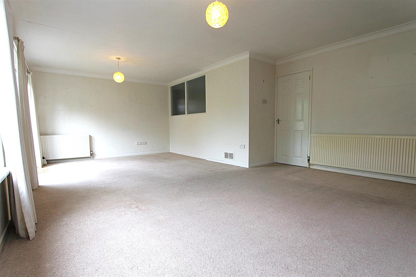 4 bed property in Linden Avenue, Kidderminster